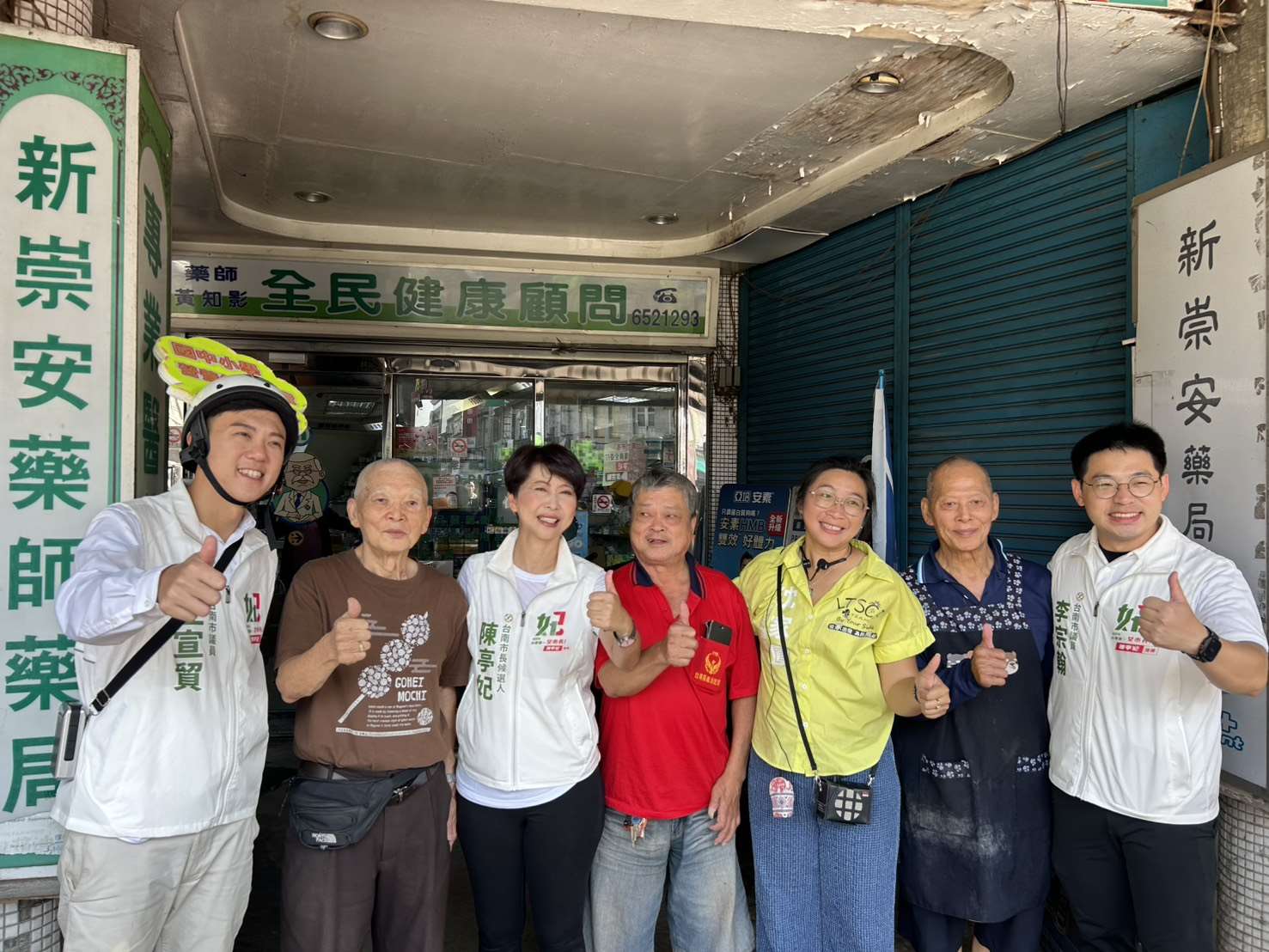民進黨台南市長參選人陳亭妃(左3)今天(15日)上午偕同爭取連任的民進黨市議員參選人沈家鳳(右3）、李宗翰(右1）、王宣貿(左1），從新營濟安宮團拜出發，接續前往新營市場、鹽水市場向民眾拜票。(陳亭妃辦公室）