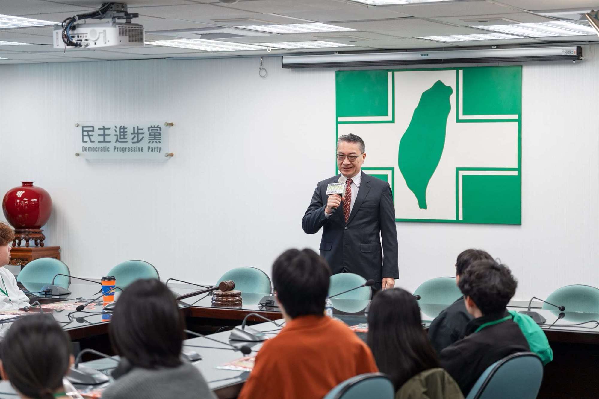 針對民進黨台北市長參選人沈伯洋近來掀起「洋流」效應，帶動民進黨全國選情氣勢。民進黨秘書長徐國勇今天(14日)提醒，民調並不代表勝選，造勢場合的人潮也不代表選票。圖為民進黨秘書長徐國勇。(圖：民進黨青年部臉書)