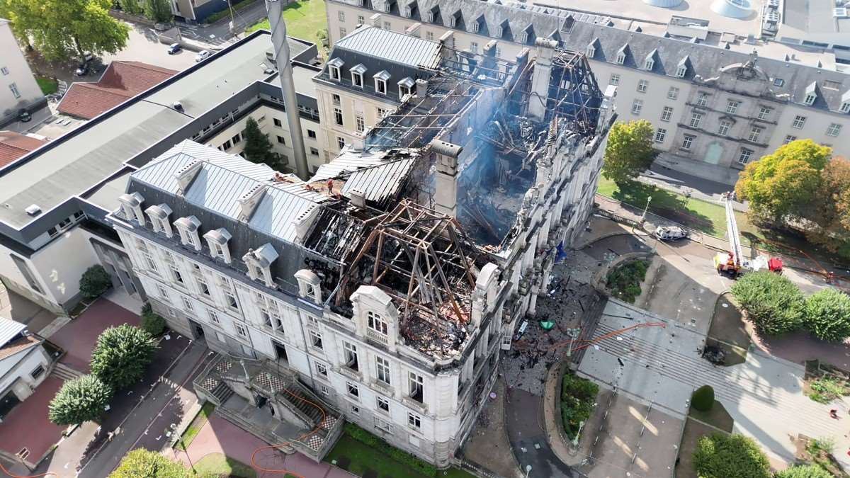 里摩日(Limoges)市政廳被縱火焚毀後損毀。(AFP)