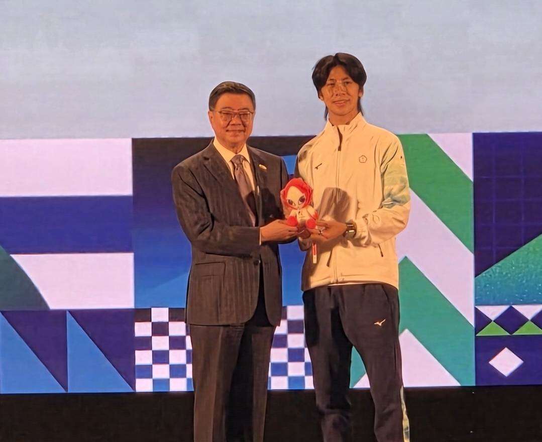 行政院長卓榮泰(左)出席名古屋亞運台灣代表團返國餐會。右為台灣拳擊女將林郁婷。(江昭倫 攝)