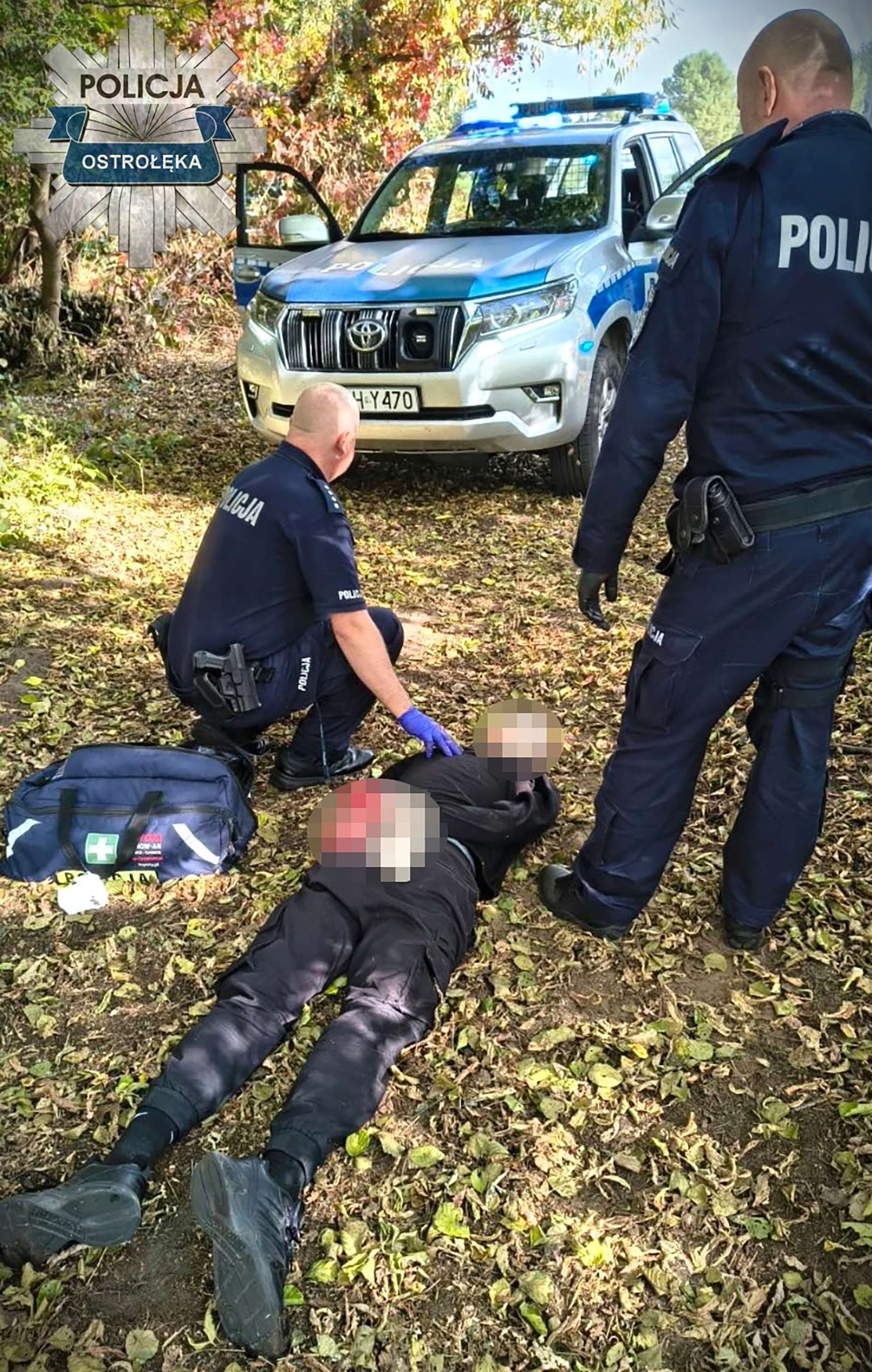 波蘭奧斯特羅文卡市(Ostroleka)一所高職7日發生持刀攻擊事件，造成7人受傷，圖為警方制伏一名19歲嫌犯。