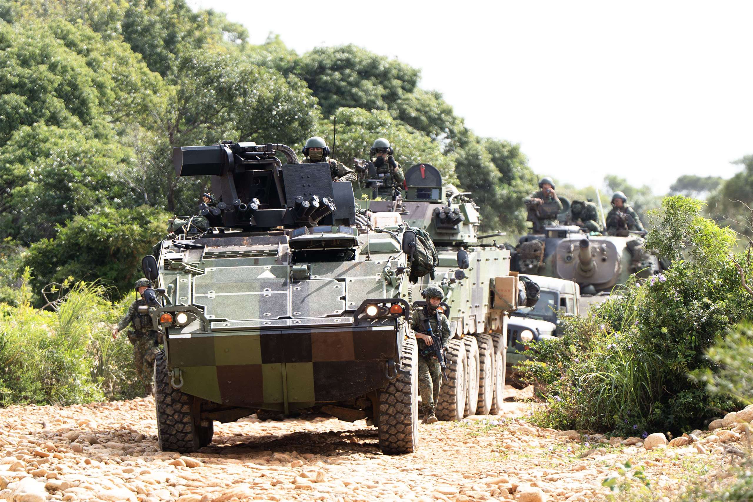 陸軍於2026年起引入美軍「CTC2.0」新式基地訓練模式，揚棄過去「照表操課」的方式，戰術測驗改採10天9夜，24小時不間斷的實戰化操演。圖為542旅聯兵營進行戰術測驗情形。(楊仁翔 攝)