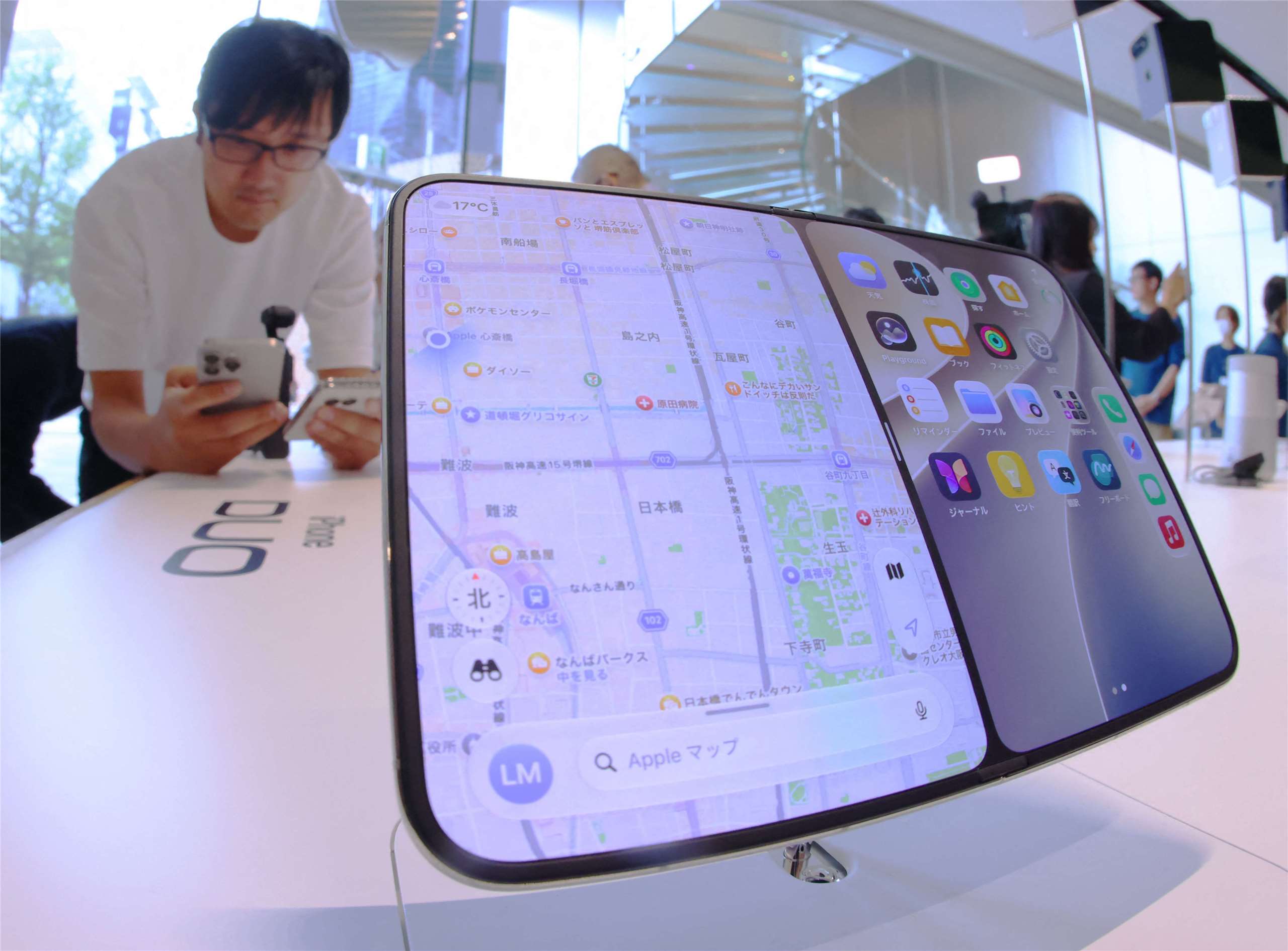蘋果公司首款摺疊手機iPhone Duo 23日開賣，從倫敦、柏林，到東京，各地果粉紛紛排隊搶購。圖為大阪門市店。
