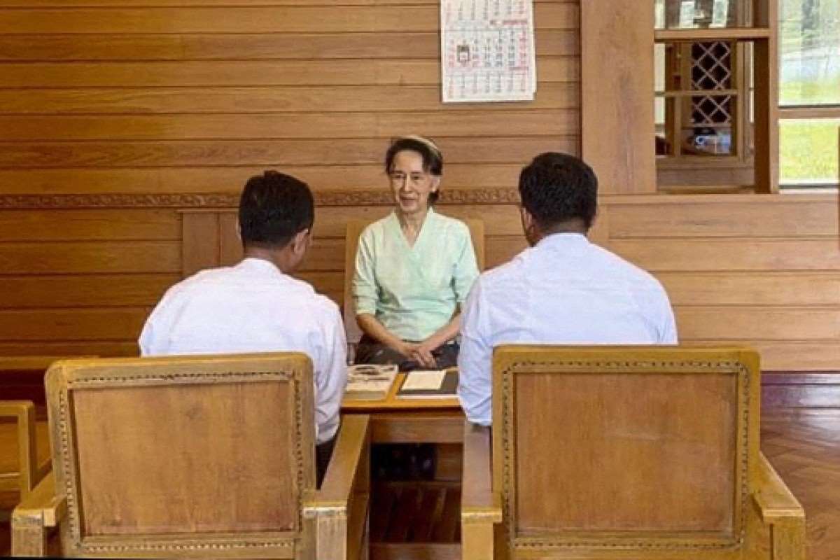 緬甸軍政府19日公布照片，顯示遭拘押的前領導人翁山蘇姬收到英國國王查爾斯三世贈送的2本書籍及信件。