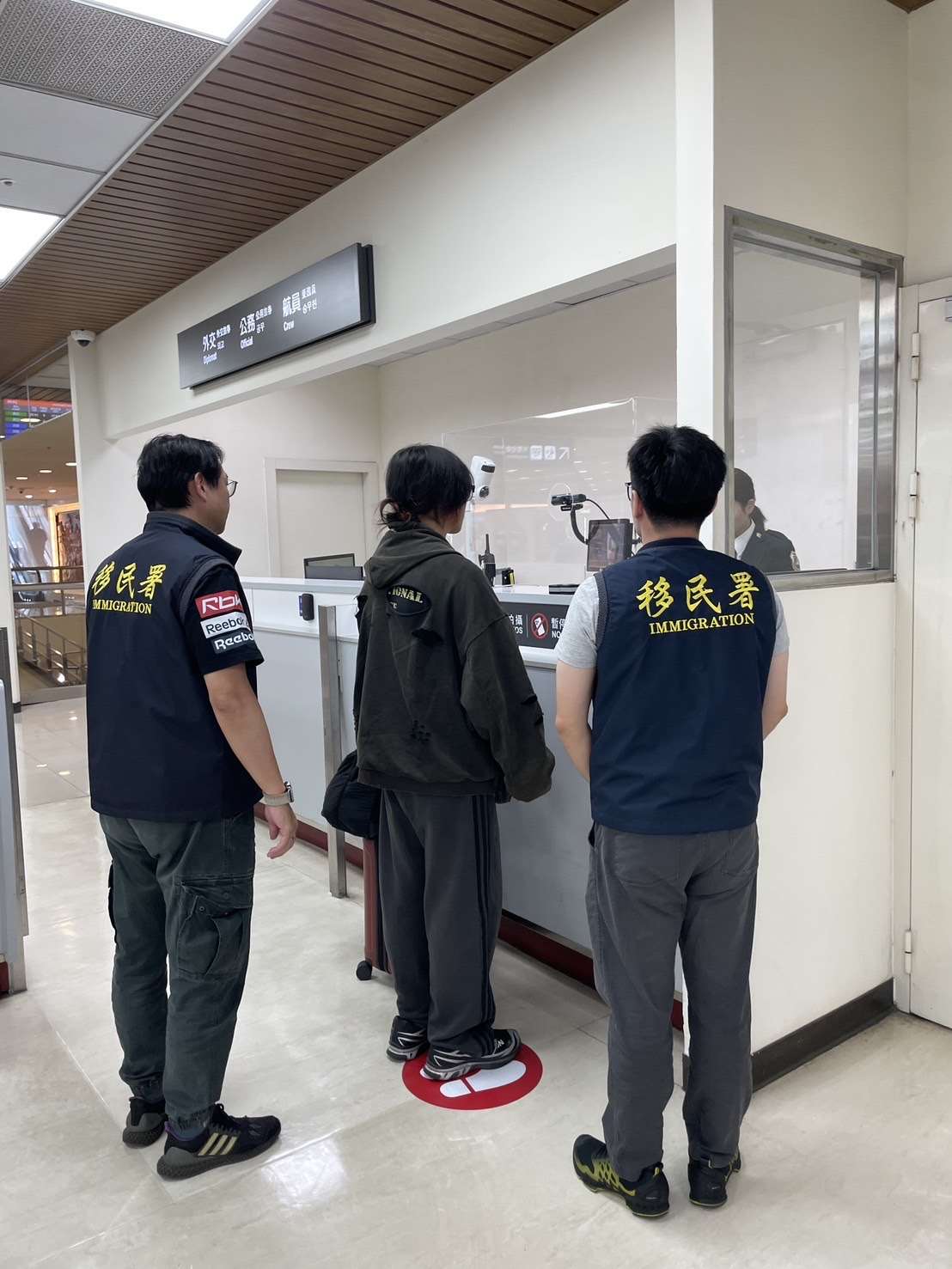 中國交換生王姓男子於網路社群發布總統出席「臺灣橋樑計畫」閉幕式之側錄影片，並標註主張消滅我國主權之文字。移民署表示，經依法完成調查，並會商教育部及大陸委員會等機關意見，因該不當行為違背對等尊嚴原則並引發社會紛擾，已依法廢止王男入境許可並驅逐出境。(圖 : 移民署)