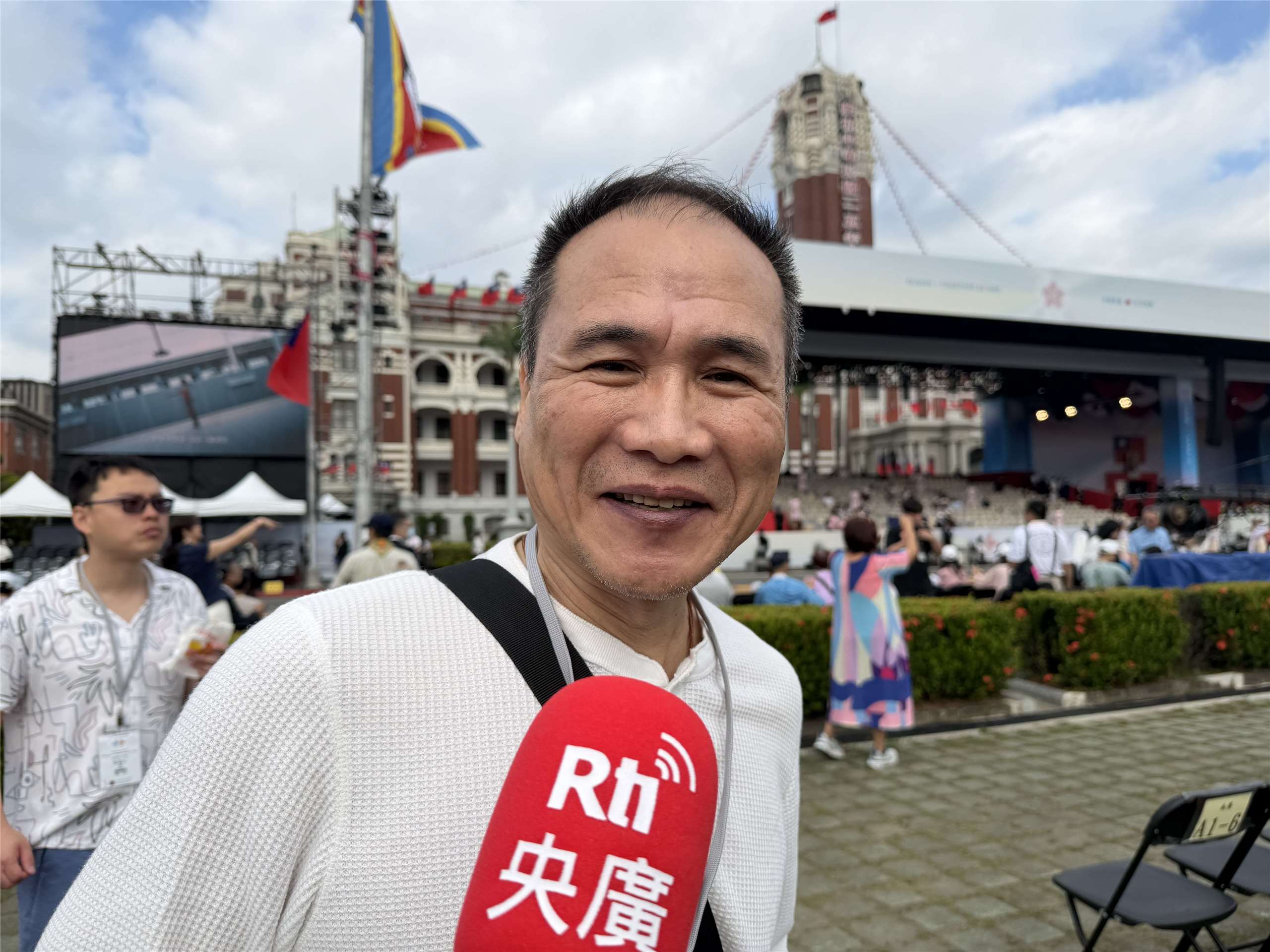 從憲兵退役後就前往海外發展的鄭文龍，在日本經商30年後，首度和家人一起回到台灣參加國慶。(吳琍君攝)