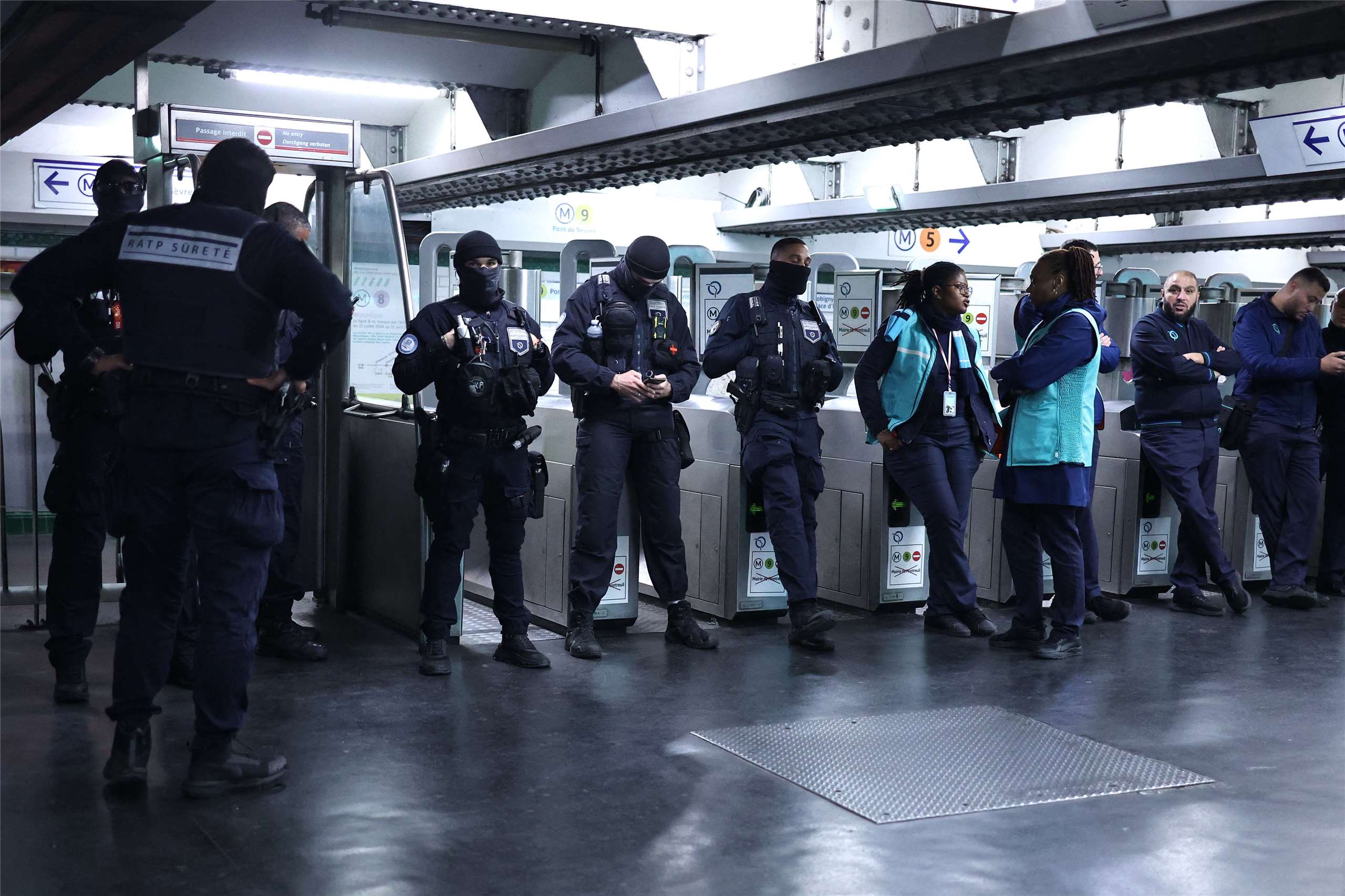 巴黎20日部分地區實施宵禁，巴黎公共交通公司（RATP）的安全人員站駐守在封閉的共和國廣場地鐵站內。