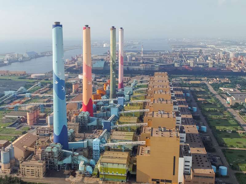 台電表示，台中電廠積極推動增氣減煤，用煤量已從2014年最高峰的1839萬噸，降到2024年的1208萬噸、2025年的1100萬噸，今年將以1050萬噸為目標，降幅超過4成。（台中市政府提供）