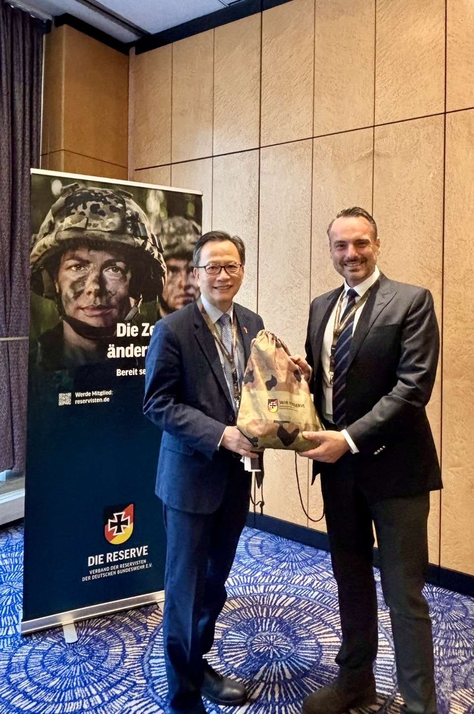 駐德大使谷瑞生與「德國聯邦國防軍後備軍人協會」副主席Sascha Rahn合影。(圖：駐德代表處提供)