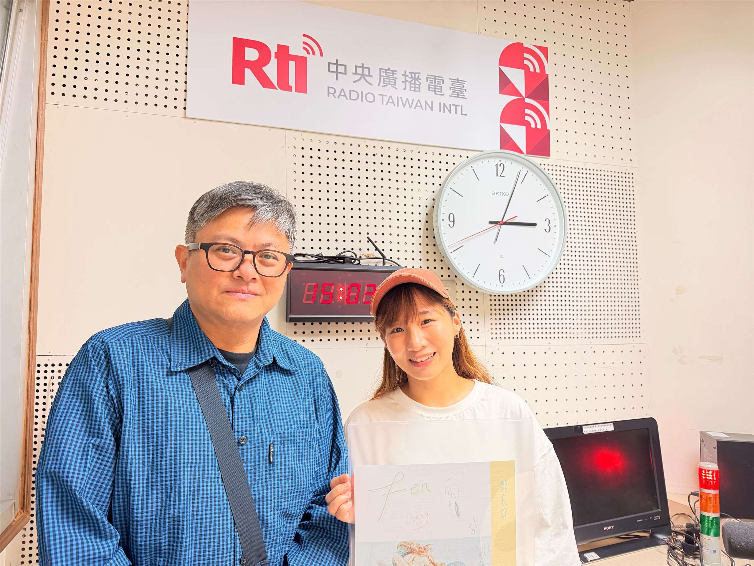 《臺灣夜市 Taiwan Yes!》主持人曾偉旻，專訪創作歌手阿雰鄭宜雰、音樂製作人黃培育