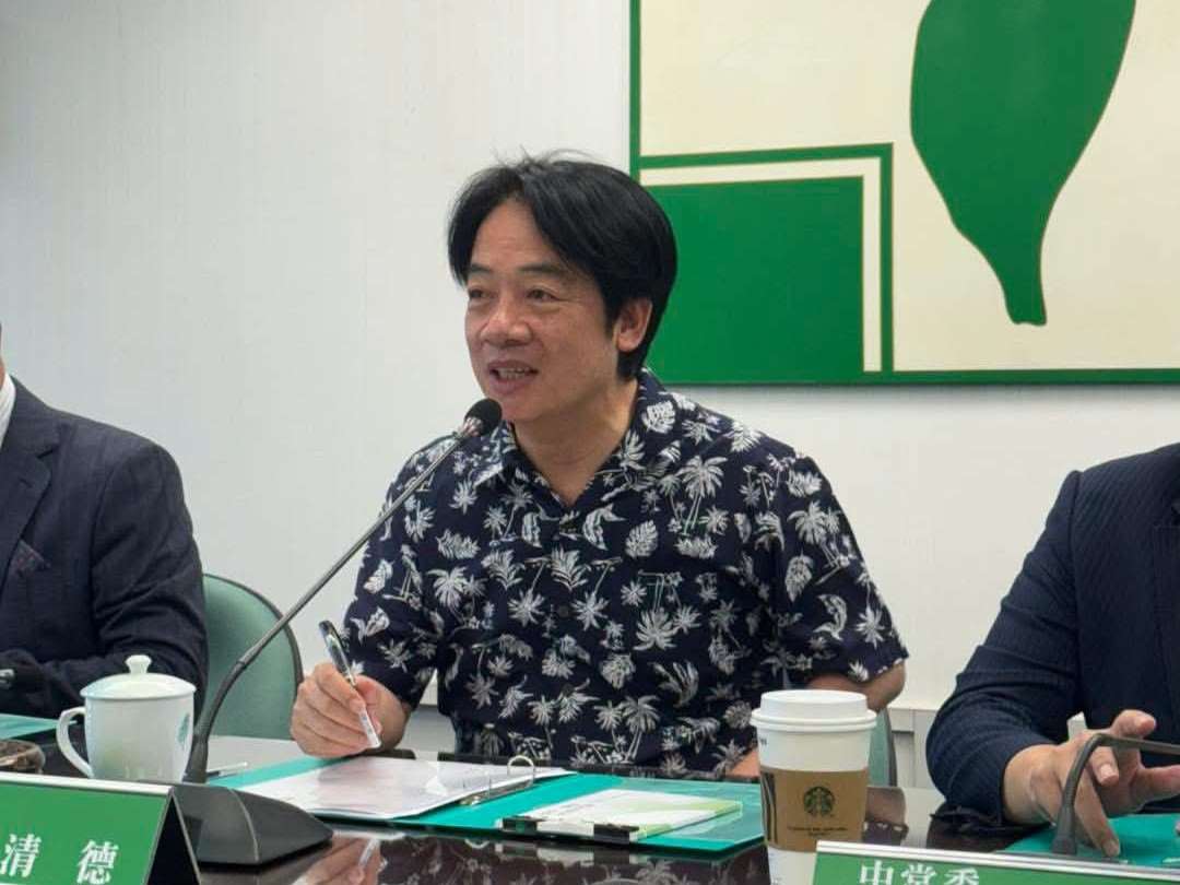 台北101董事長賈永婕14日赴立法院備詢服儀遭批，賴清德總統在社群貼出穿著花襯衫召開會議的照片，表示台灣是一個自由、多元的社會，每個人都有展現個人風格的權利。(threads@william_chingte)