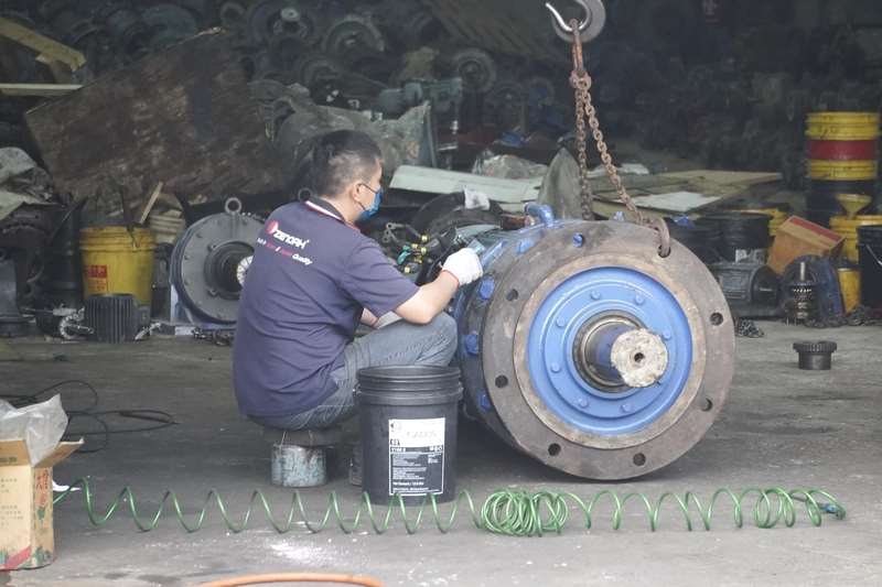 台經院公布，8月製造業景氣轉綠燈 。圖為高雄市鹽埕區馬達製造業者工作一景。資料照。