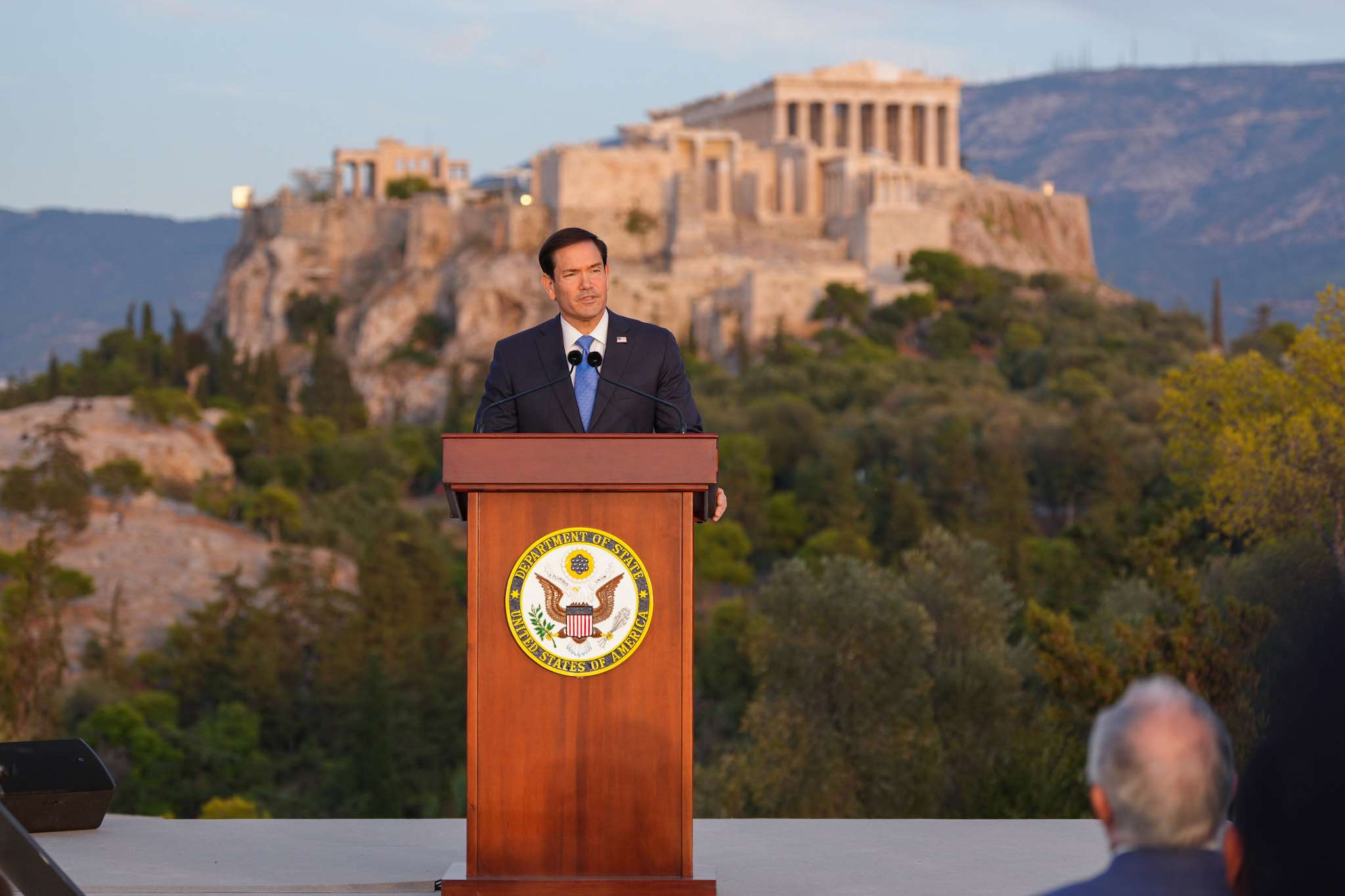 美國國務卿盧比歐7日在雅典衛城(Acropolis)下方發表演說。 (圖:美國國務院)