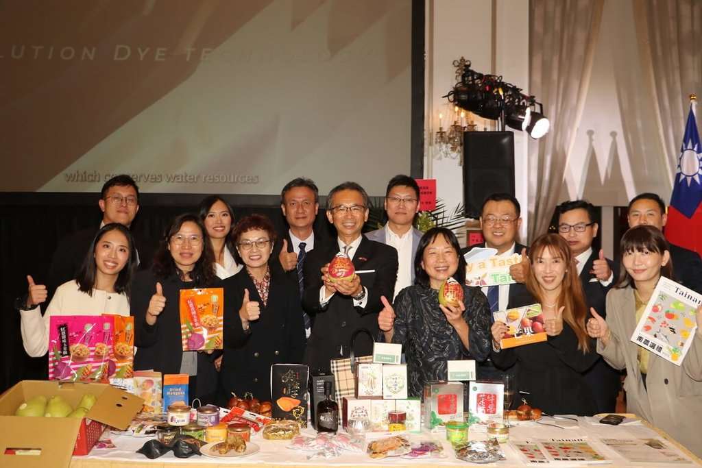 多倫多辦事處處長梁毅鵬（前排中）和台南市副市長趙卿惠（前排左3）等人於國慶酒會上推廣台南在地優質農特產品，歡迎加拿大友人品嚐鳳梨酥、冰烤地瓜、麻豆文旦等台灣好滋味。（駐多倫多辦事處提供）