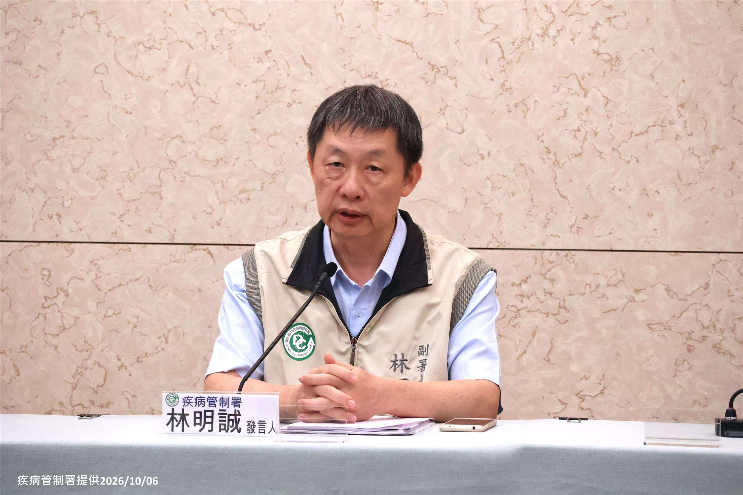 疾管署發言人林明誠6日公布國內今年首例傷寒本土病例。(疾管署提供)