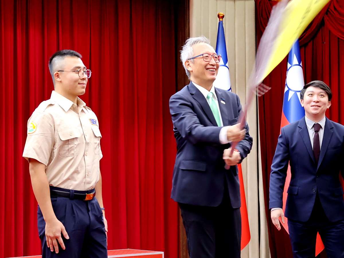 外交替代役21日在外交部舉行專業訓練結訓典禮，外交部政務次長吳志中(中)期許役男出國時要帶著「以自己國家為傲」的榮耀感 (央廣記者王照坤 攝)