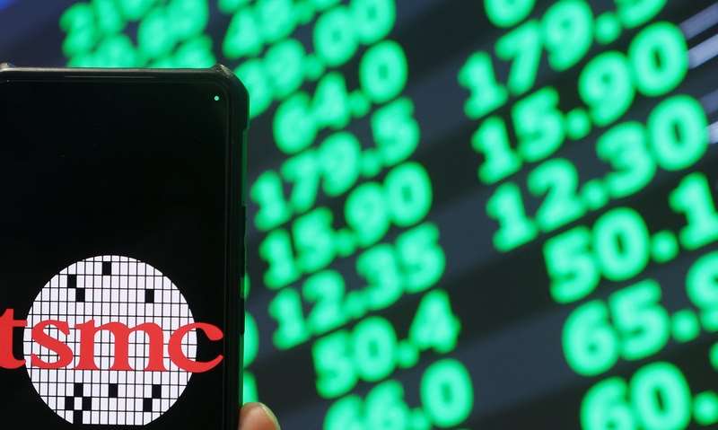 美股多收高，費半續跌0.88%，台股15日重挫1655.96點，失守47000點，外資賣超新台幣3025.55億元，創單日賣超金額新高。(中央社)