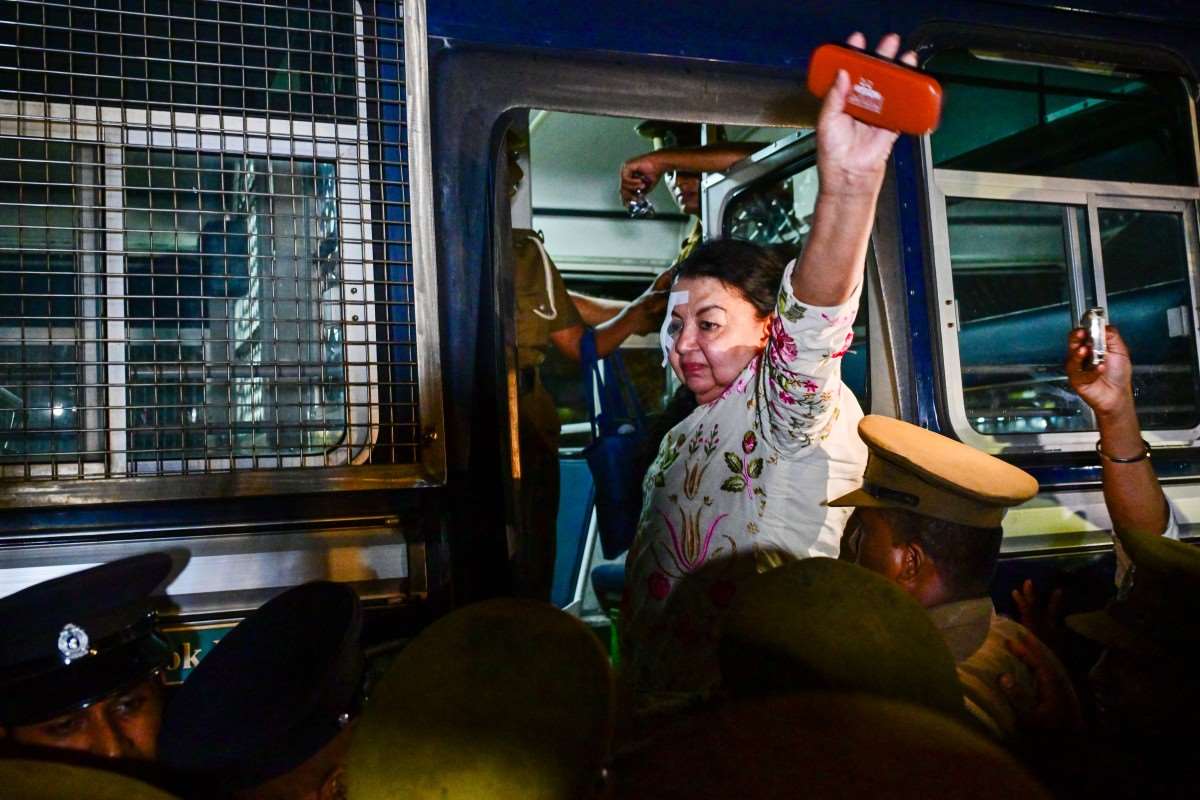 斯里蘭卡前第一夫人希蘭蒂．拉賈帕克薩（Shiranthi Rajapaksa）(中)因為涉嫌貪污，今天（7日）遭到相關當局逮捕，獄警押送她前往監獄。(AFP)