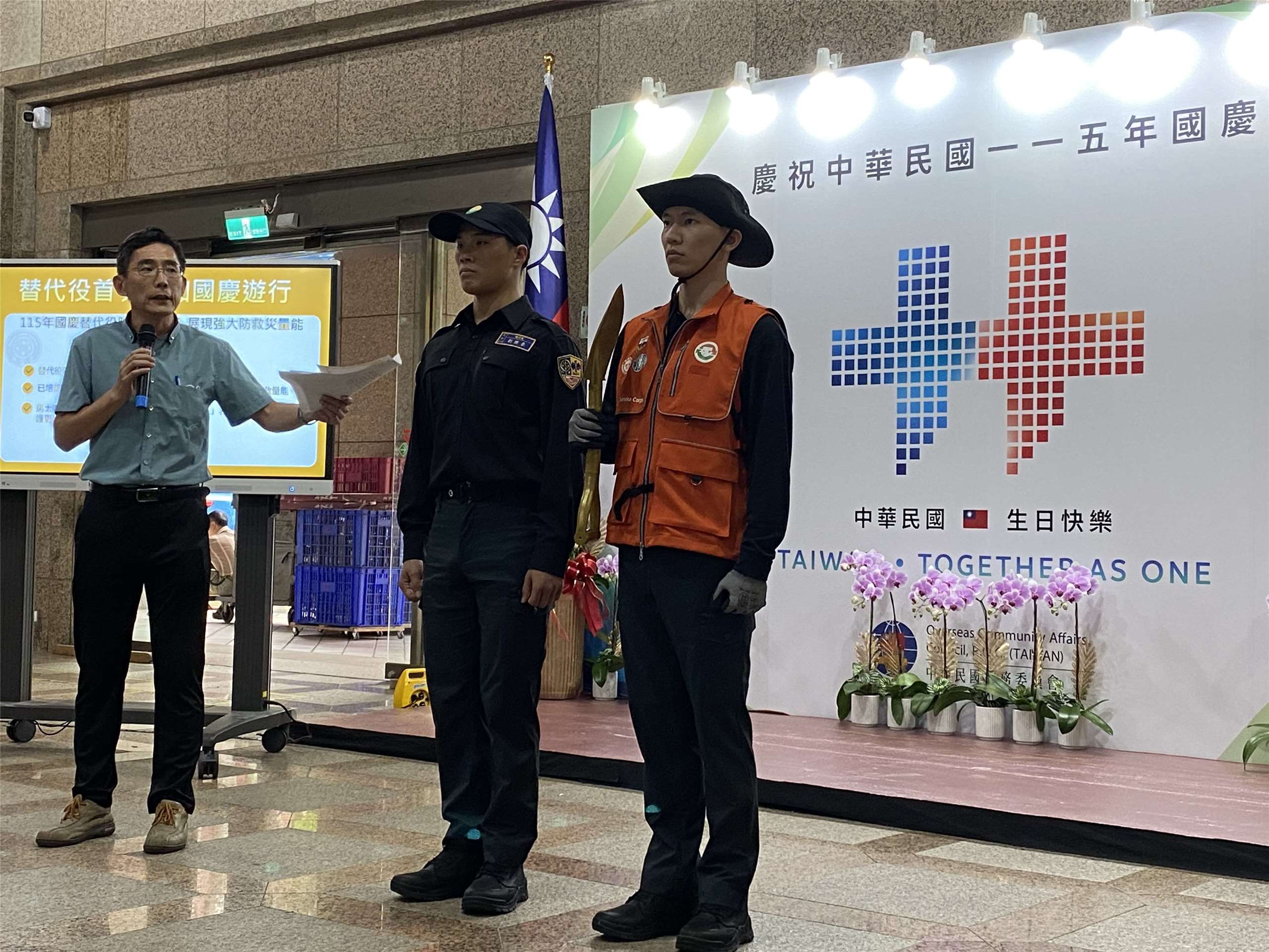 內政部1日在1樓大廳舉行記者會，替管中心簡任視察李承明(左1)表示，從2000年替代役制度上路以來，替代役將首次參與國慶遊行活動。(陳念宜 攝)