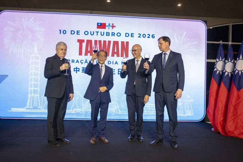 駐巴西代表處當地時間14日晚間舉辦中華民國115年國慶酒會，駐巴西代表廖志賢(左2)與教廷駐巴西大使暨駐巴西使節團團長狄瓜托(左1)、巴西大法官費柳(右2)及聯邦眾議員瑞德克爾(右1)共同舉杯祝賀。（駐巴西代表處提供）