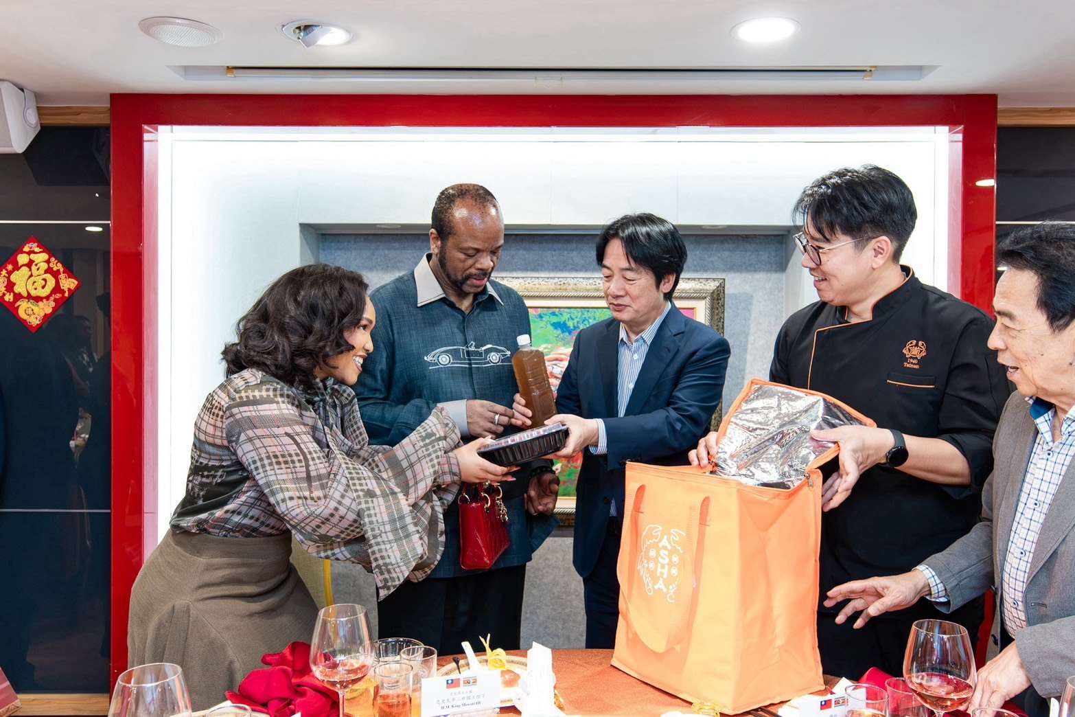 史瓦帝尼王國恩史瓦帝三世國王率團訪問台灣，國慶活動結束後，賴清德總統特別邀請史王一行前往台南，除了參訪陸軍航空飛行訓練指揮部，也安排品嚐道地台菜，並貼心送上6瓶冬瓜檸檬汁讓史王帶回品嚐，台灣美食助攻台史邦交。（圖：總統府提供）