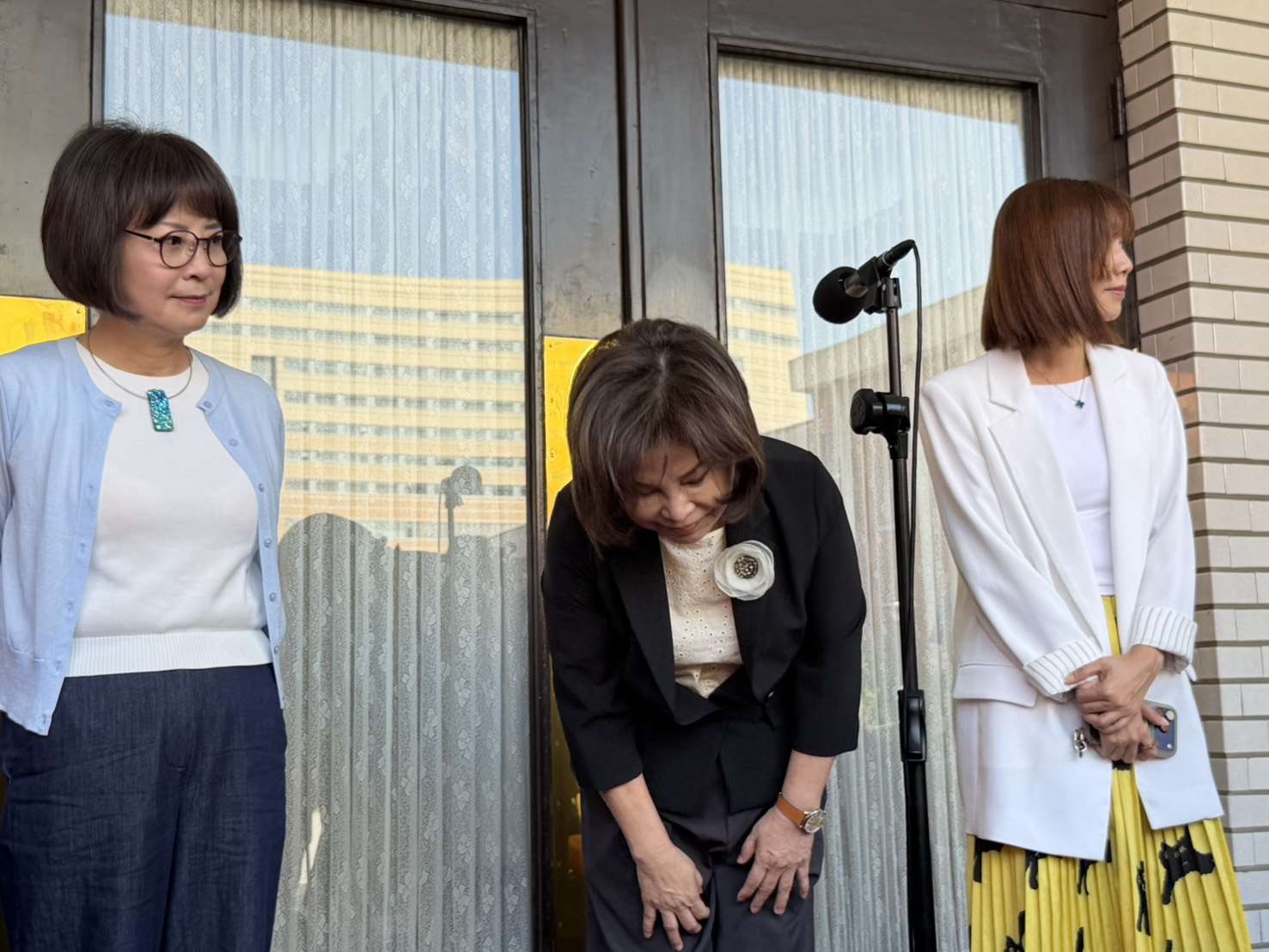 民進黨立委、財政委員會召委賴惠員日前針對台北101董事長賈永婕備詢時服裝的用詞引發關注。賴惠員第一時間表示會深切檢討，她16日出面為此鞠躬致歉。（趙婉淳 攝）
