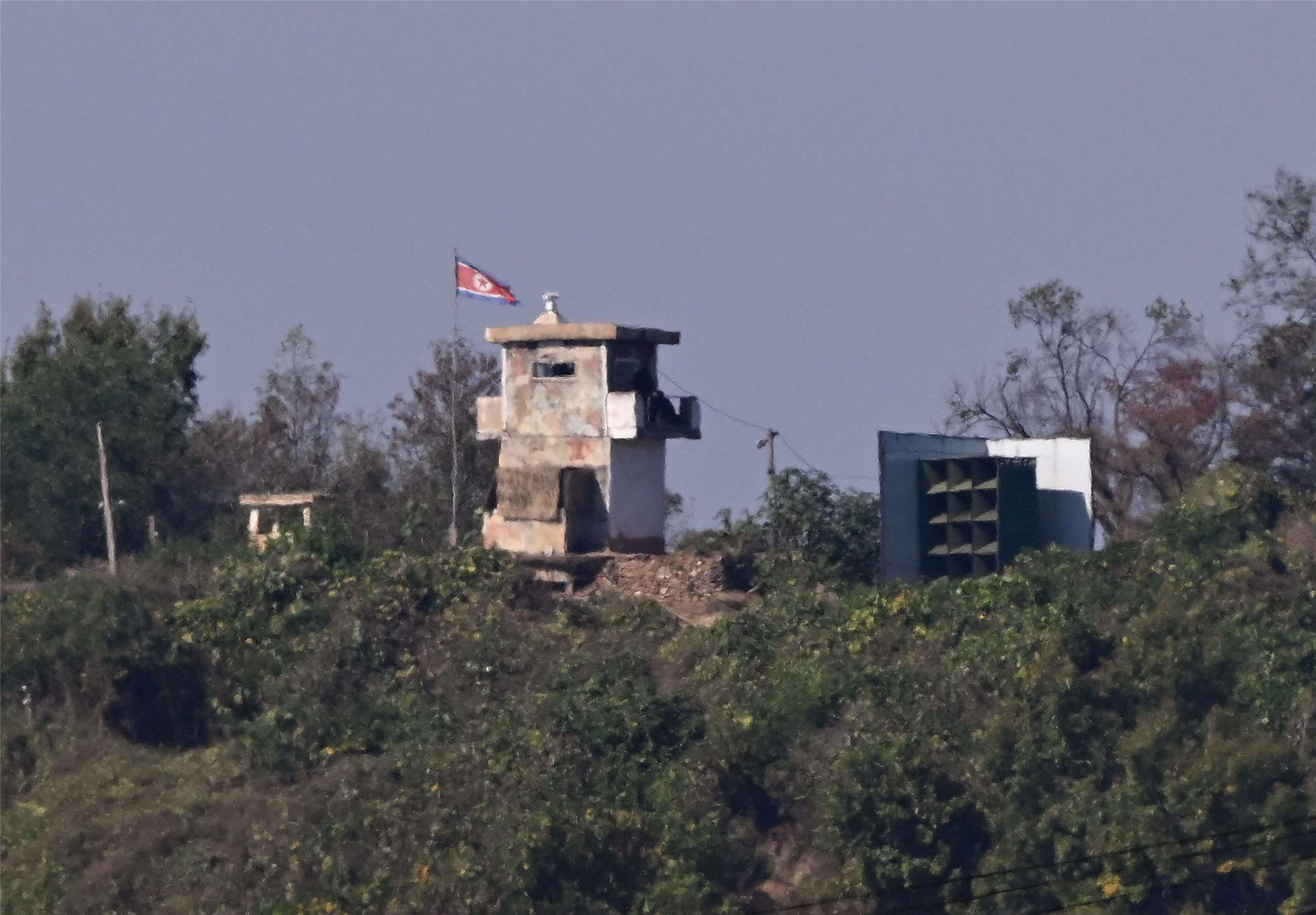 金與正(Kim Yo Jong)22日表示，北韓會在幾天內在邊界放擴音器，同時已將「新型反制工具」進入備戰狀態。圖為位於南北韓非軍事區(DMZ)北側的北韓哨所和巨型擴音器。