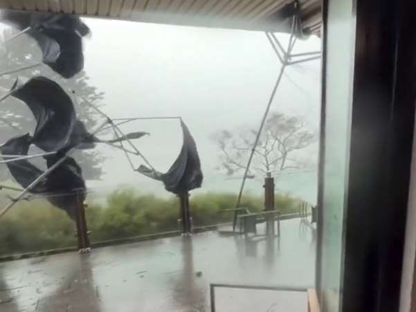 龍捲風侵襲澳洲一座城鎮，戶外的桌椅家具被吹飛。(翻攝X@accuweather)