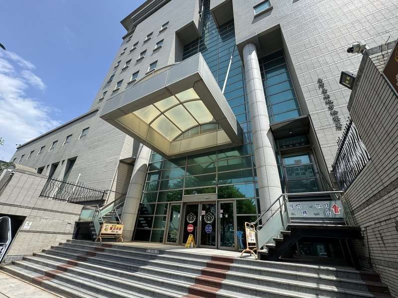 台南發生運鈔車監守自盜案，郭姓車長趁收補鈔作業盜走1450萬元，檢警已逮捕收押車長等4人，正追查是否還有其他共犯。圖為台南地檢署。