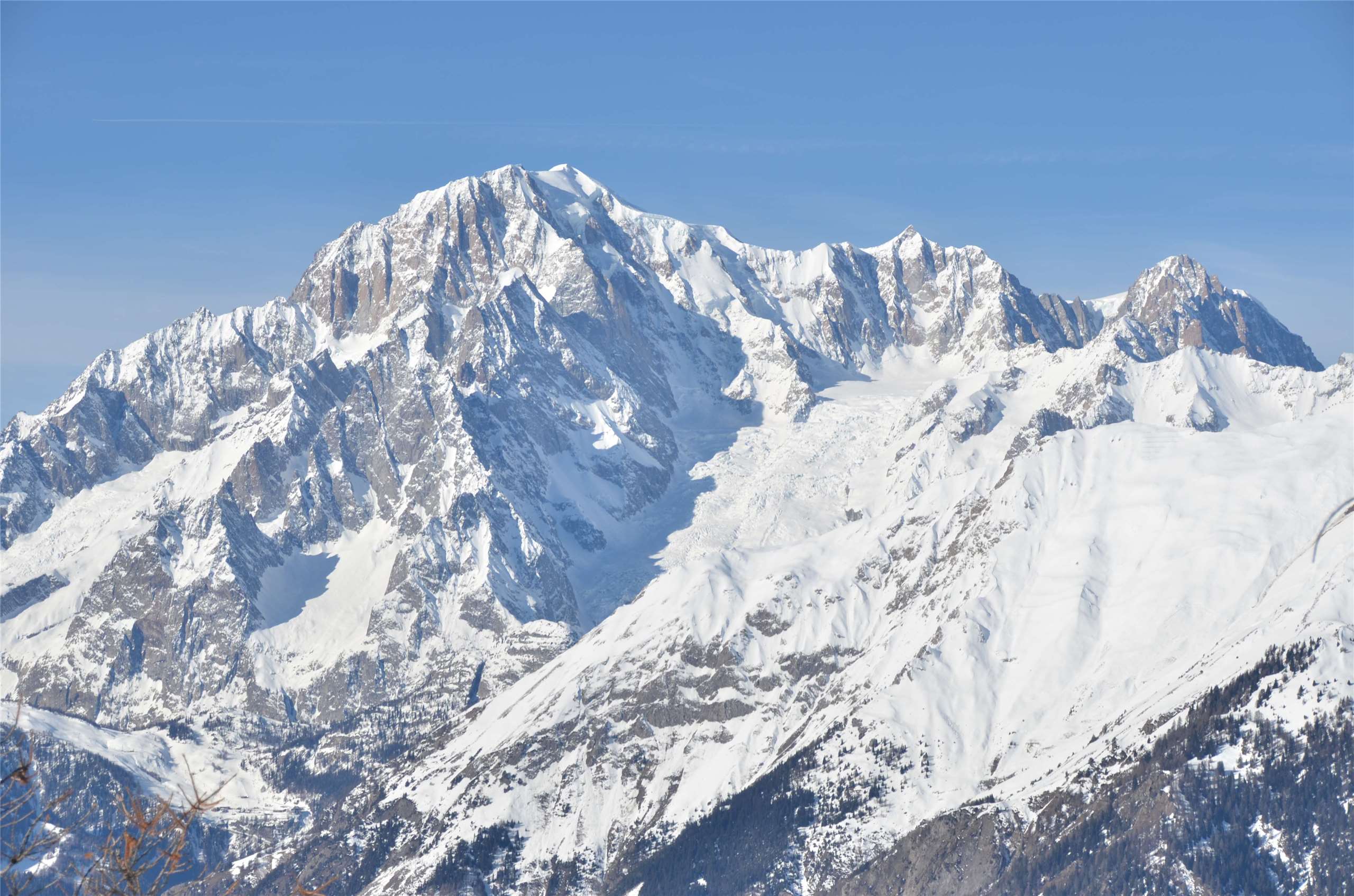 法國最高峰白朗峰(Mont Blanc)9月測量的高度比2023年上次公布的測量結果高出近2公尺。資料照。(圖 : 維基百科)