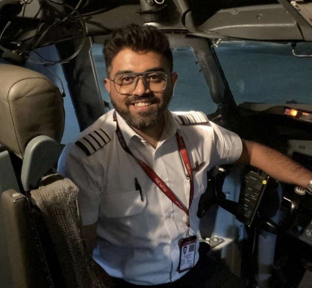 杜拜航空印度籍機長馬查爾(Smit Machchhar)是經驗豐富的波音737機長，擁有約15年飛行經驗，累積近9750小時的飛行時數。
