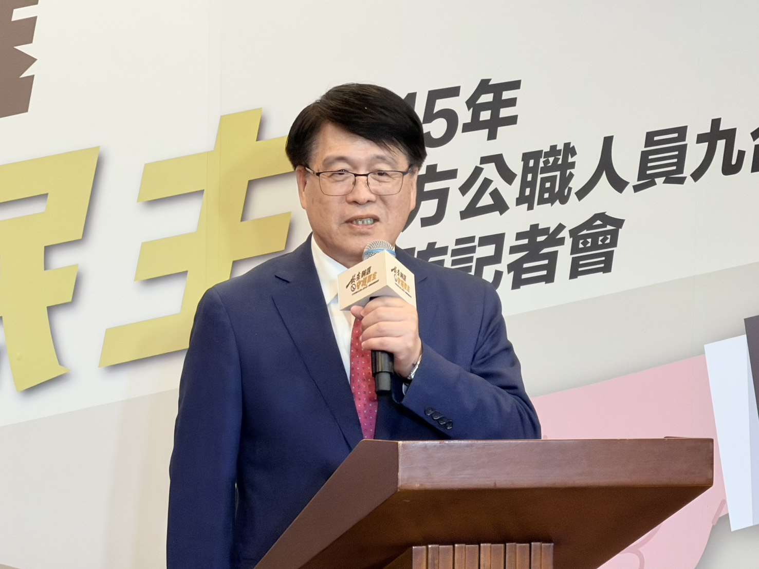 針對李貞秀參選竹北市長資格遭新竹選委會否定，中選會主委游盈隆7日出席活動回應，是依照陸委會最新函釋認定。(鄭佑漢 攝)