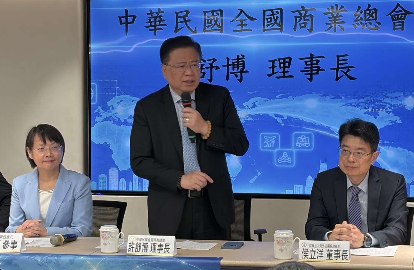 商總8日舉辦「第一屆國際台商騰飛計畫」記者會。理事長許舒博(中)指出，期盼串聯全球台商與台灣產業，同時吸引台商二代、三代參與，促進不同世代及海外台商之間的交流。(蔡芃敏 攝)