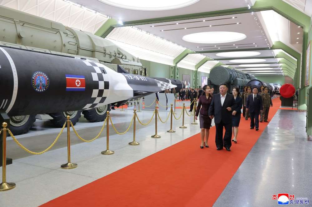 北韓官媒中央通信社(KCNA)13日報導，北韓領導人金正恩參觀了一座國防工業博物館，展示著能飛抵美國的洲際彈道飛彈。(圖:KCNA)