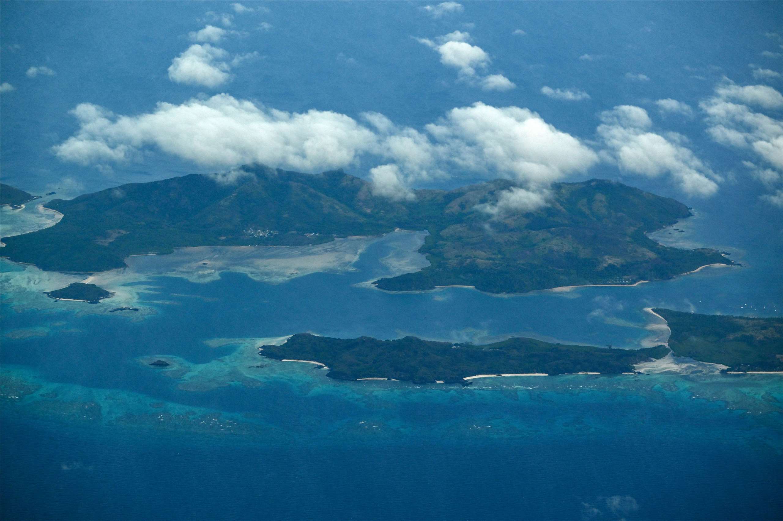 由太陽能與風能驅動、可在海上持續作業數月的無人艇，將在斐濟海域巡邏，打擊毒品走私等威脅。圖為斐濟島嶼空拍景象。