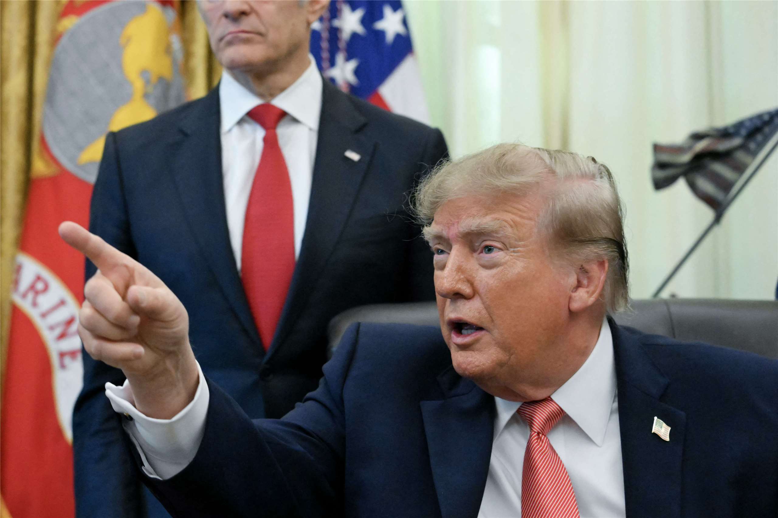 美國總統川普20日在白宮橢圓形辦公室接受媒體提問。