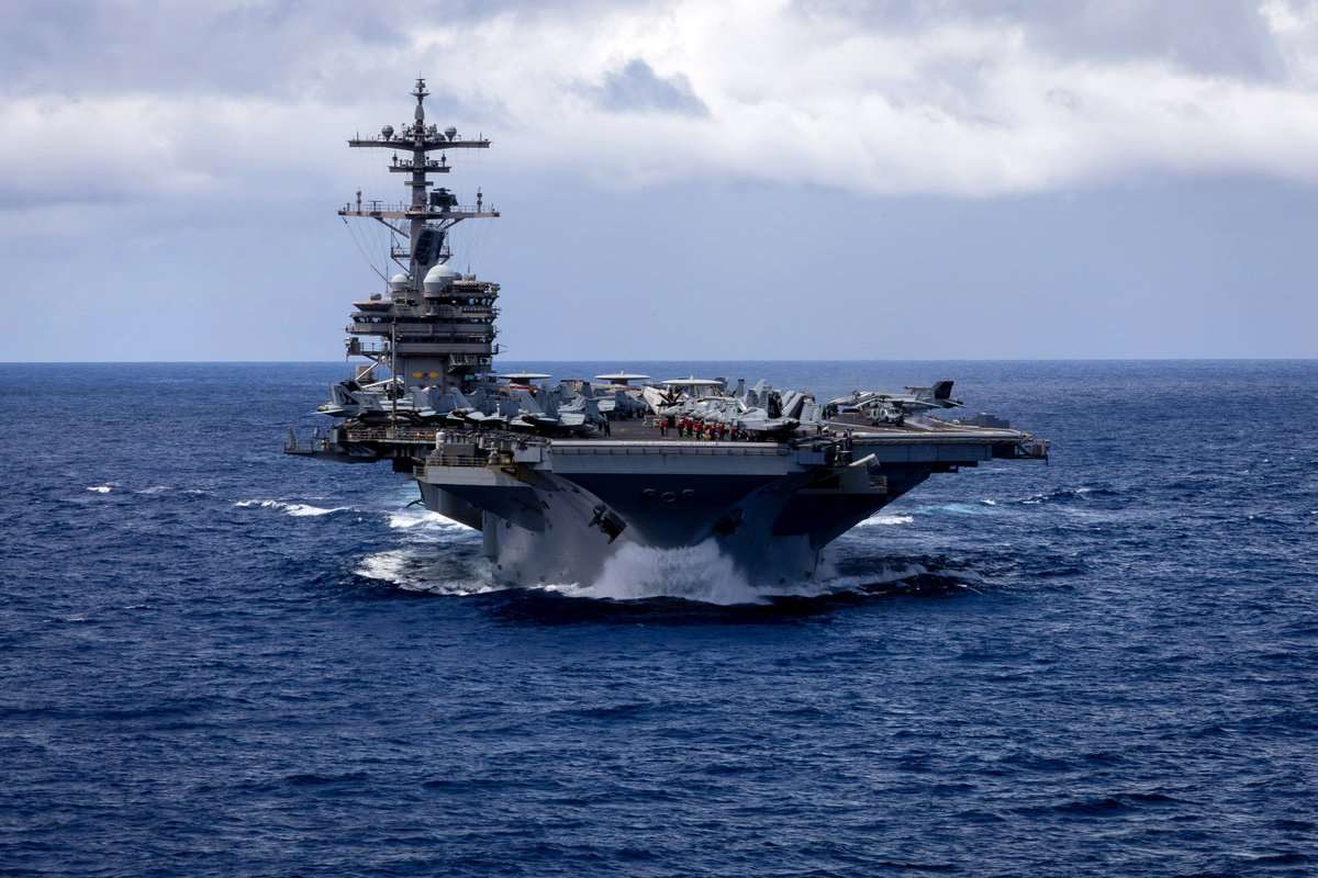 美國航空母艦布希號(George H.W. Bush)4日抵達泰國普吉島，艦上人員4日至9日在此停留。資料照。(翻攝X@U.S. Central Command)