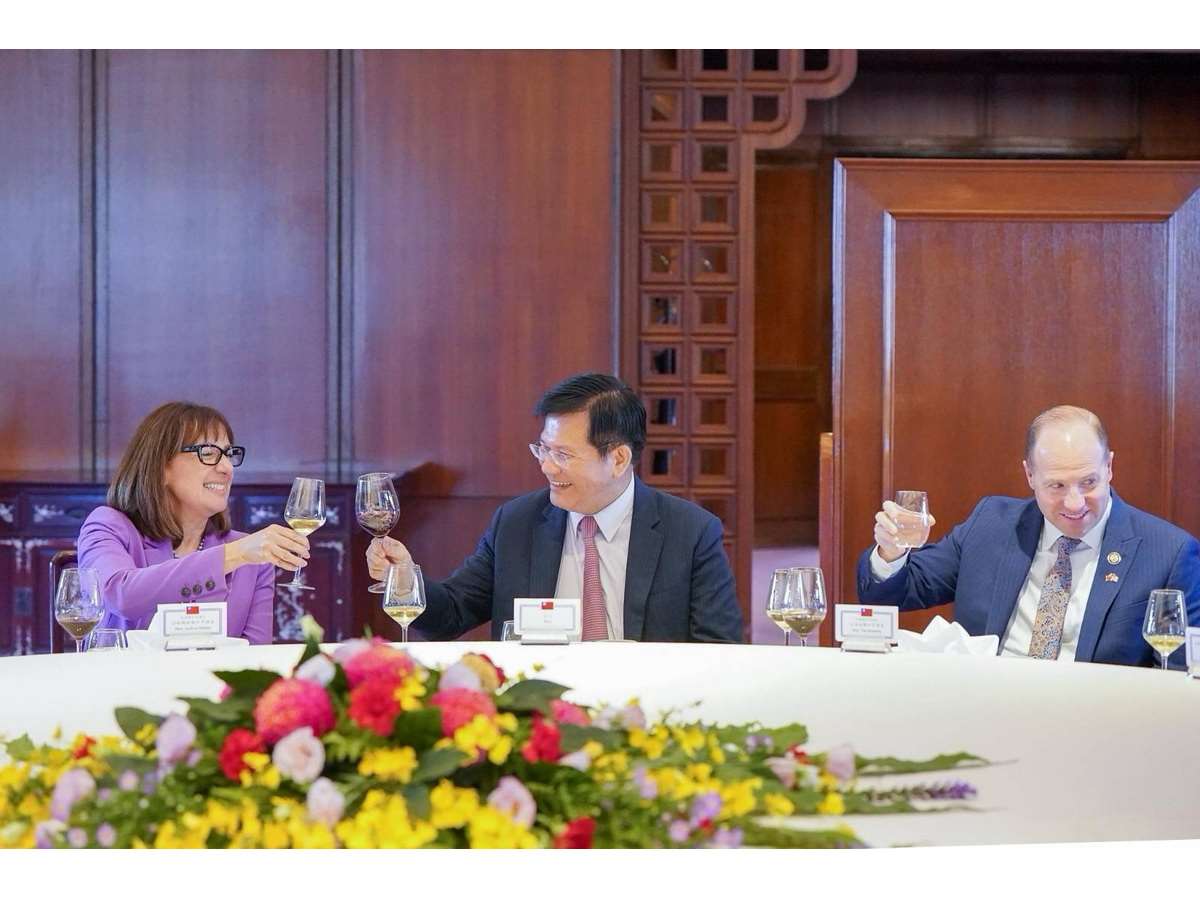 外交部長林佳龍(中)設宴歡迎美國議員訪團，與眾議員莎琳娜絲(Andrea Salinas，左)、甘迺迪(Tim Kennedy，右)互動 (外交部提供)