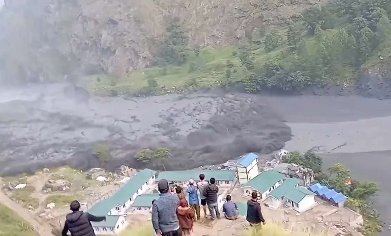 尼泊爾加德滿都(Kathmandu)以西約100公里的廓爾喀(Gorkha)地區楚姆努布里村(Chumnubri)發生乾性山崩，滾滾泥流傾瀉而下。(X平台/@Nikhilsaini)
