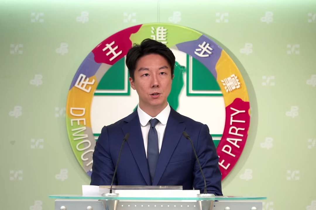 民進黨發言人吳崢7日於中常會後轉述會議內容，並呼籲當初訕笑沈伯洋有被害妄想症的國民黨立委，應該要致歉。(翻攝YT@民主進步黨)