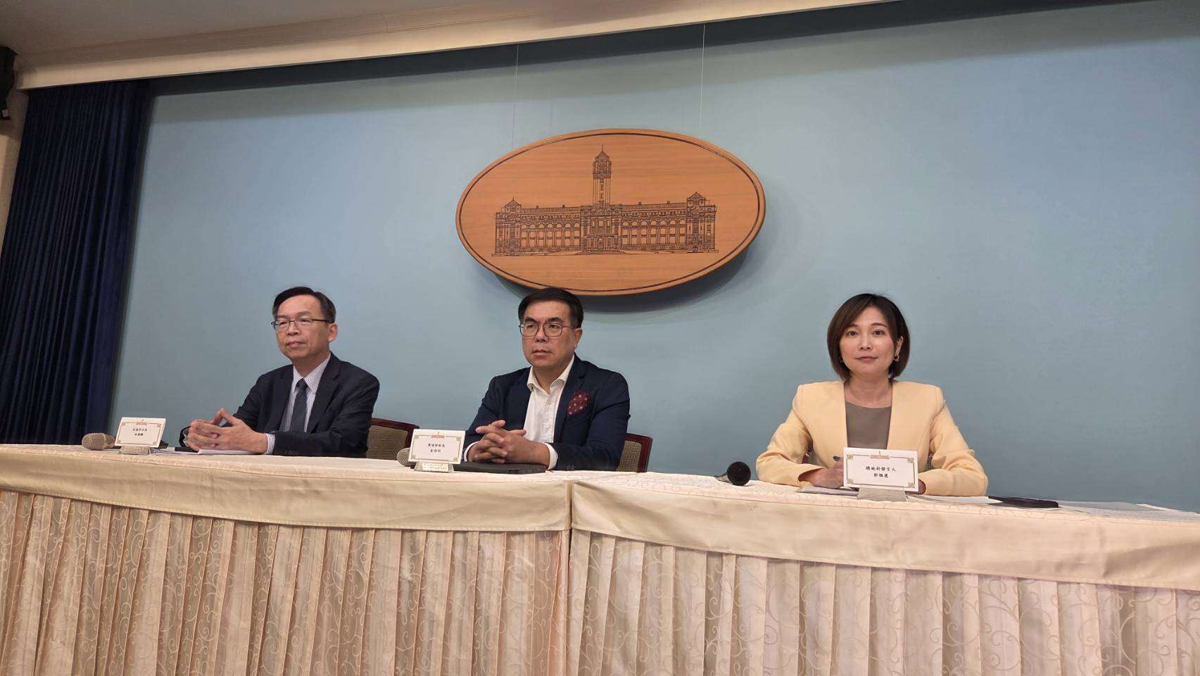 總統府晚間舉行「國家氣候變遷對策委員會」第九次會議會後轉述記者會。 （劉玉秋攝）
