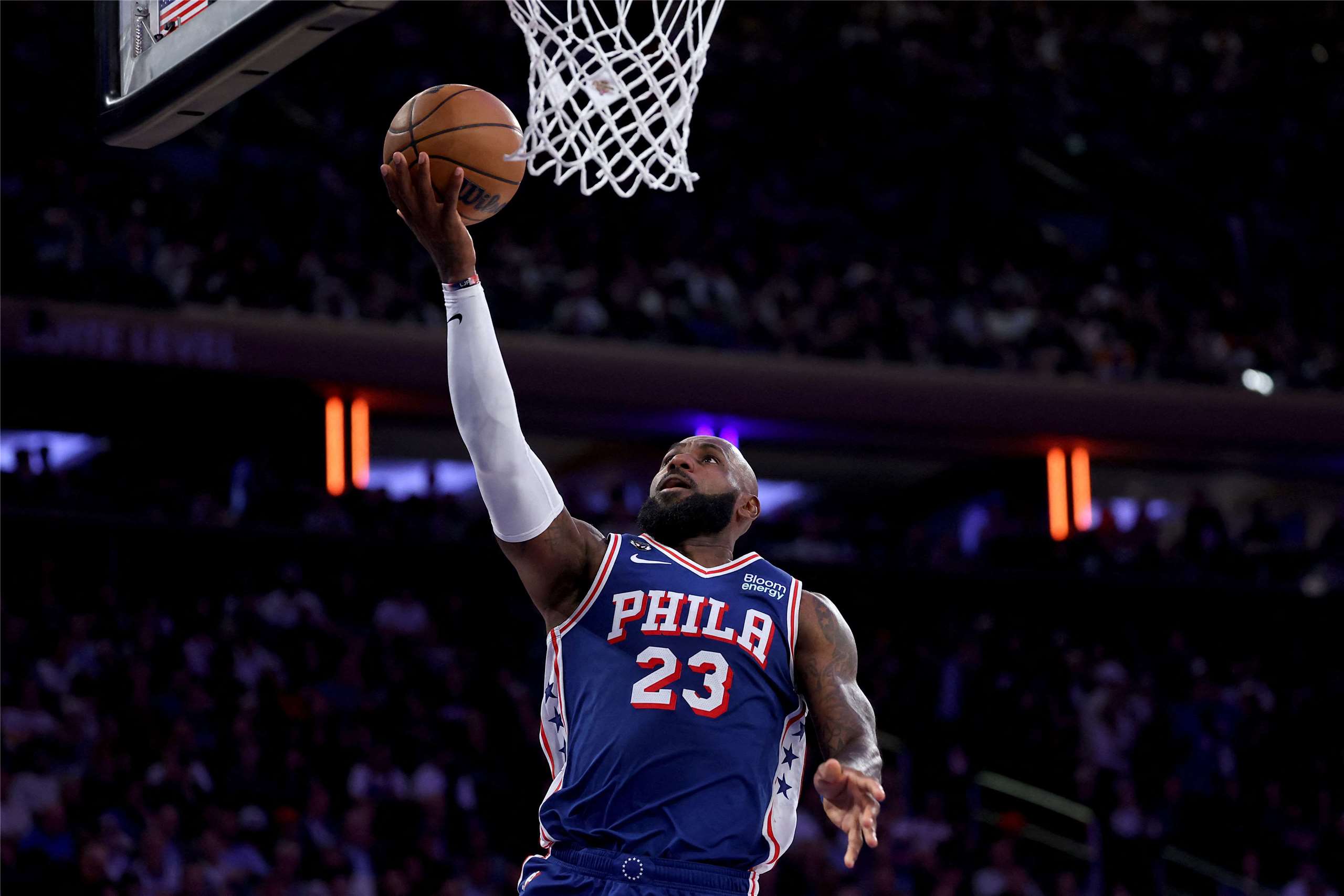 加盟費城76人隊的詹姆斯（LeBron James）20日在出戰尼克隊的第三節中單手上籃。