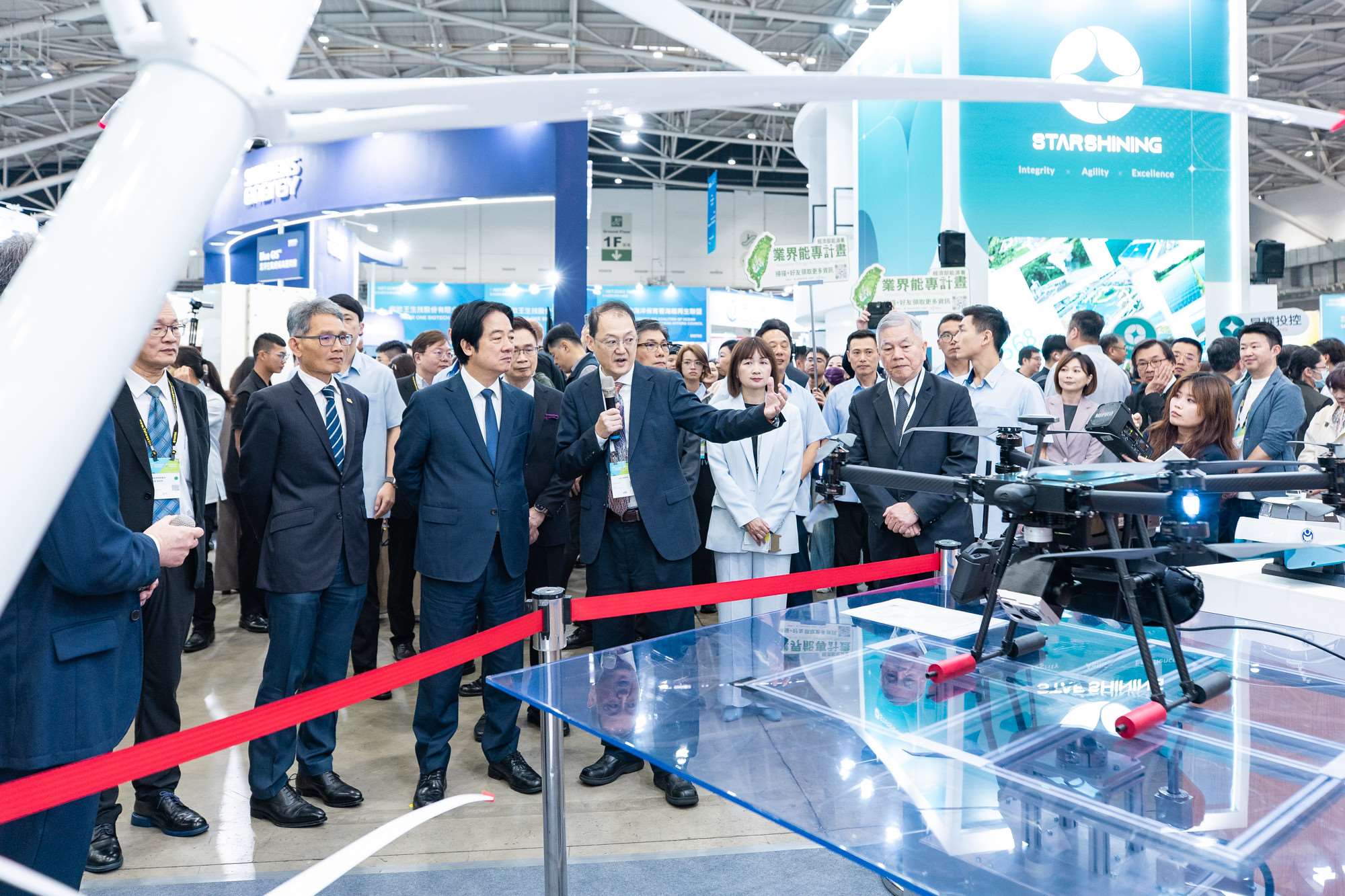 2026台灣國際淨零永續展、台灣國際智慧能源週14日盛大開展，賴清德總統親臨開幕典禮，並前往經濟部展位參觀，了解新型垂直軸風力發電機及巡檢型無人機、無人水面載具等技術。(圖：總統府)