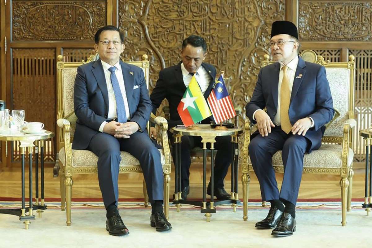 馬來西亞首相安華（Anwar Ibrahim）(右)今天（8日）接待到訪的緬甸總統敏昂萊（Min Aung Hlaing）(左)。(AFP)