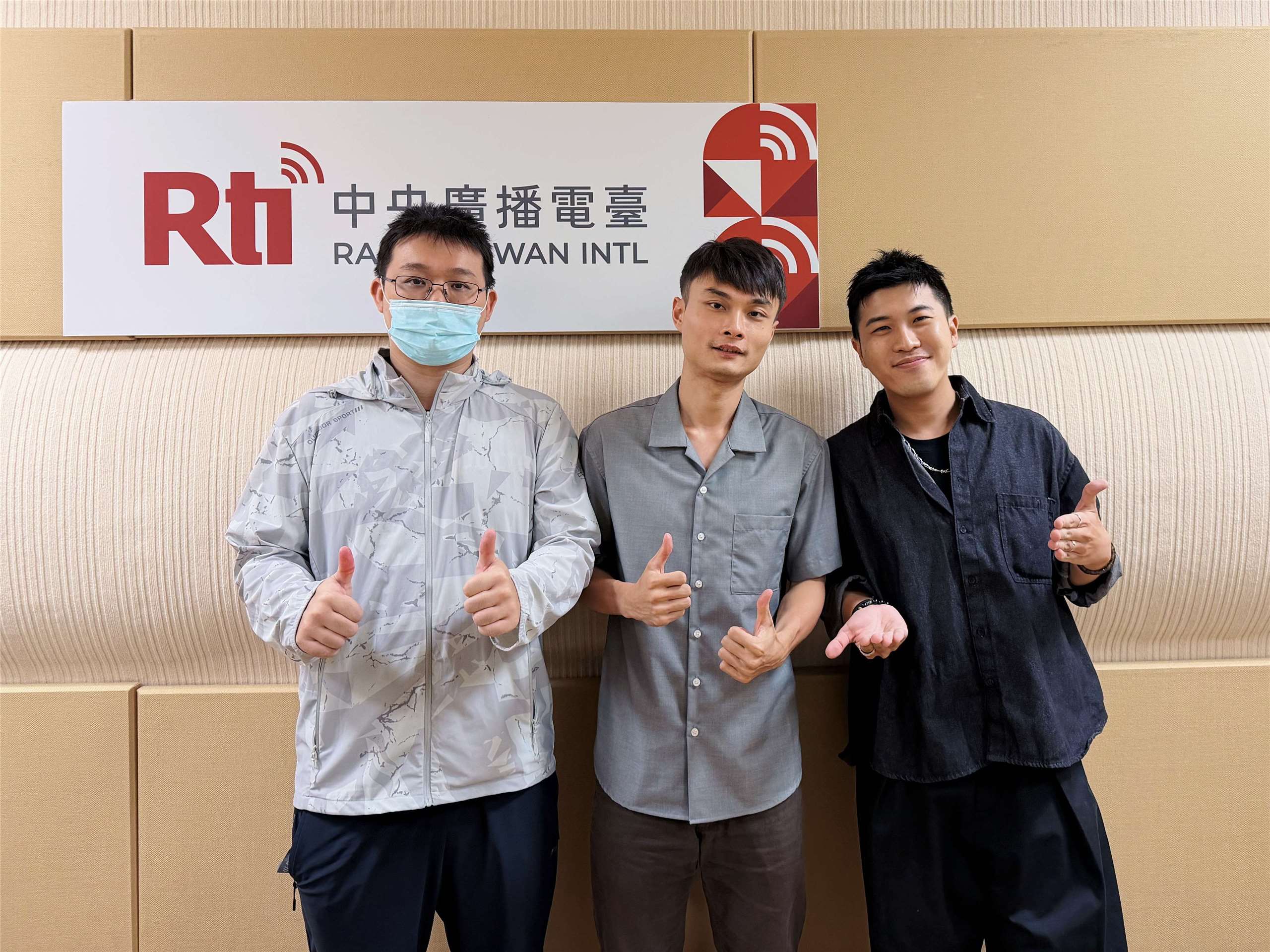 內克與來賓顏瑜（中）、喬齊安（左）合照