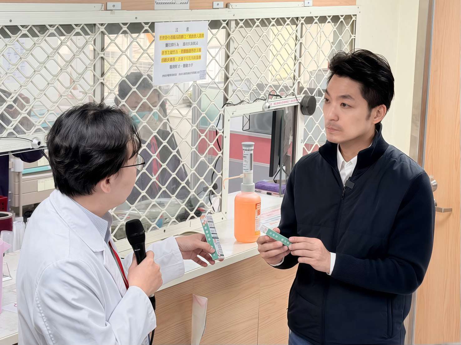 台北市長蔣萬安7日一早前往聯醫昆明院區視察美沙冬替代療法及提供乾淨針頭執行情形。(鄭佑漢 攝)