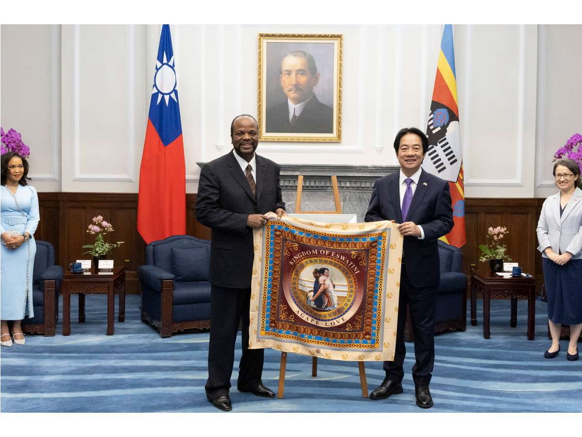 賴清德總統(中右)9日在總統府會晤史瓦帝尼國王恩史瓦帝三世(Mswati III，中左)，特別恭喜史王接任「非南發展共同體」的政治、防衛及安全機構主席 (總統府提供)