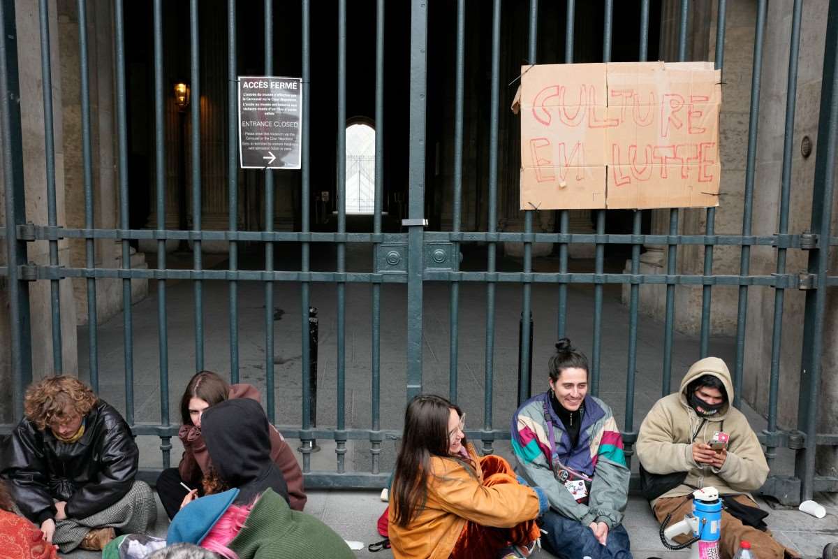 抗議者封鎖了羅浮宮博物館的入口，以表達他們對高中生運動的支持，並譴責警方鎮壓。門上的牌子寫著「 文化抗爭」。(AFP)