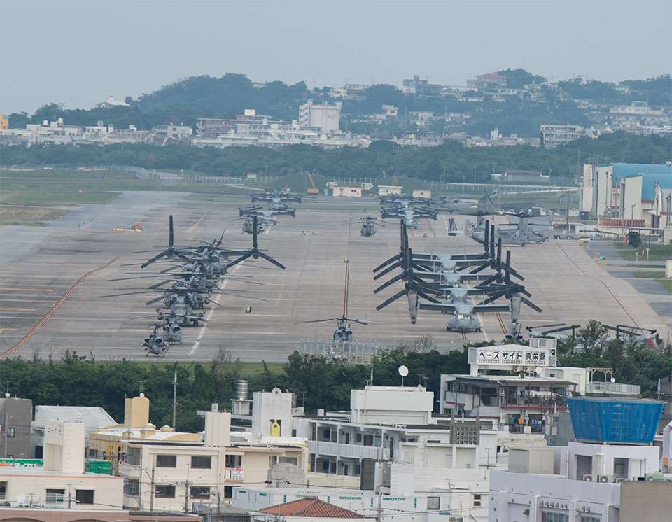 在一名駐沖繩美軍最近因為涉嫌強盜殺人被捕後，駐沖繩美軍6 日晚間宣布，美軍基地將實施30天宵禁，並暫停部隊活動48小時。圖為沖繩美軍普天間機場軍機。資料照片(圖取自推特)