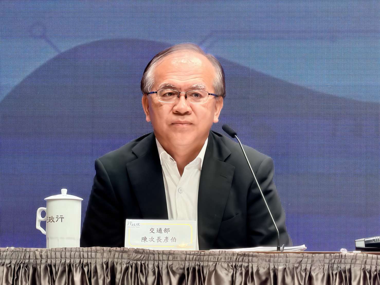 年底地方大選倒數，台北市長蔣萬安8日提出打造台北AI園區，主張透過松山機場遷移，釋出更多產業及居住空間。交通部次長陳彥伯8日在行政院會後記者會回應，松山機場具有重要的空運服務功能，遷建是涉及國家發展的重要公共政策議題。(鄭佑漢 攝)